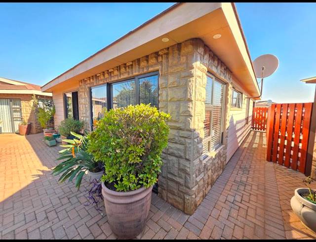2 BEDROOM PROPERTY TO RENT IN HENLEY-ON-KLIP